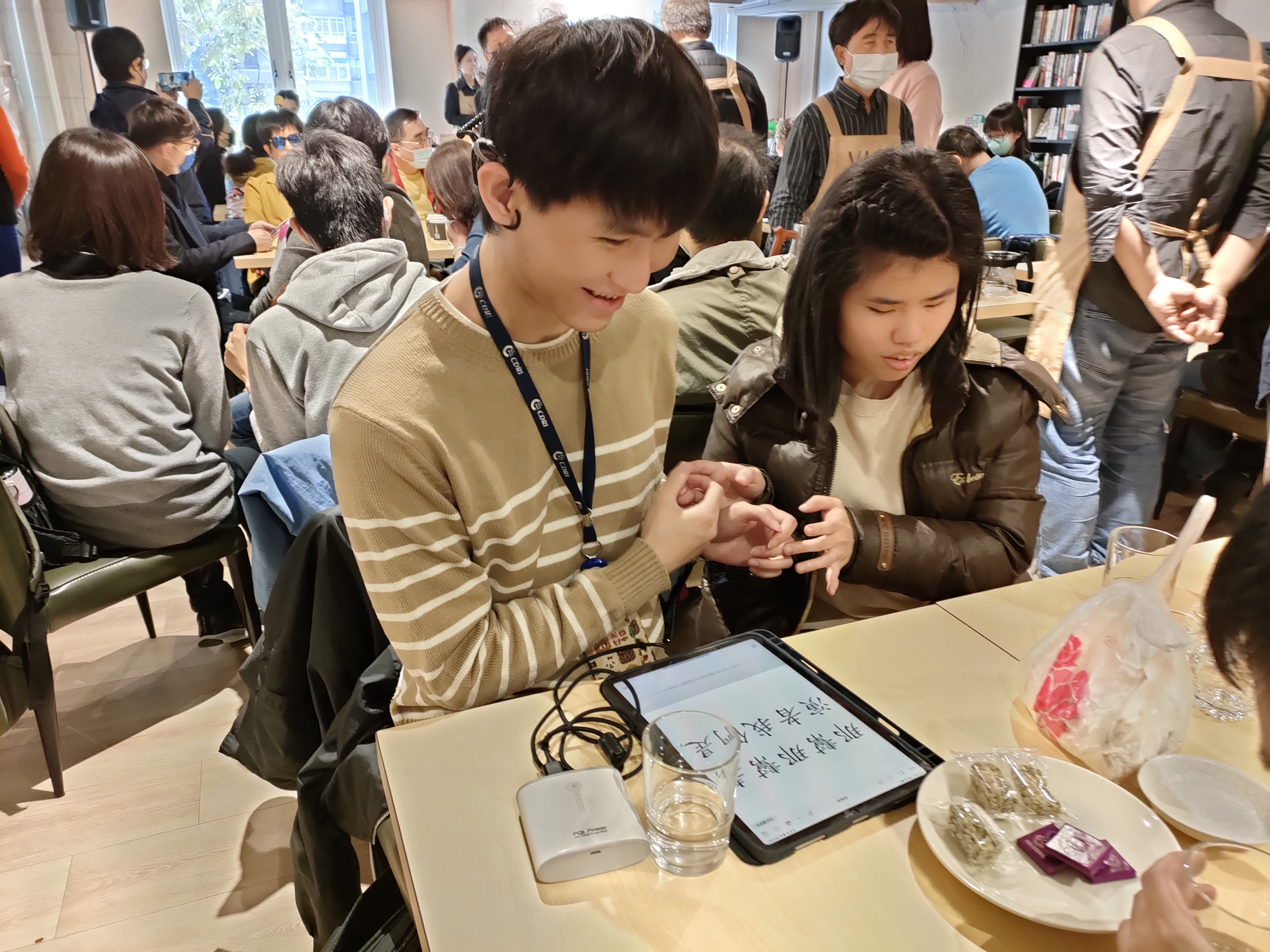 ”珊珊迅速地在作者的手指上打著點字進行翻譯。"