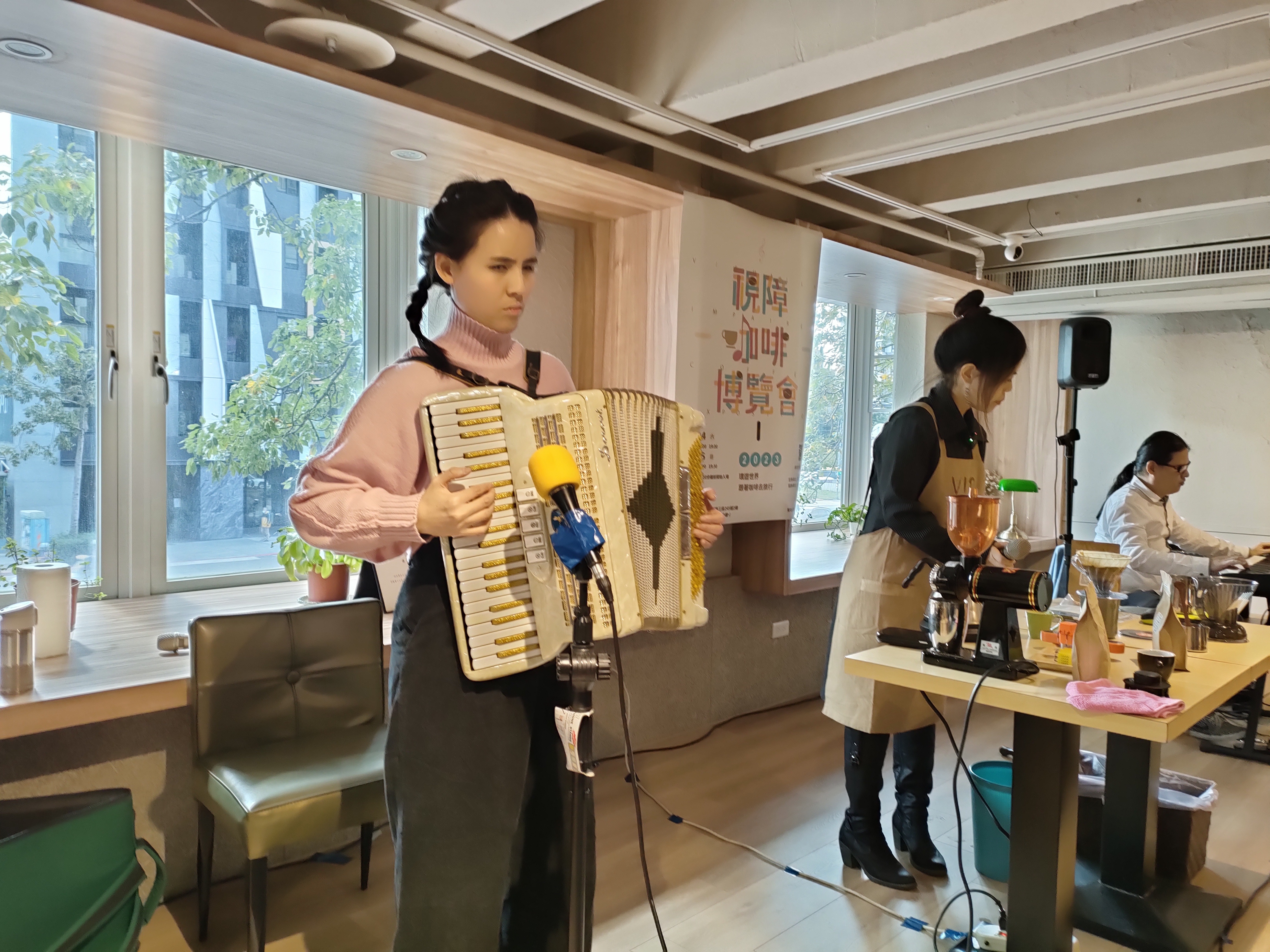 現場洋溢著音樂聲，圖為鄭竹君拉手風琴。