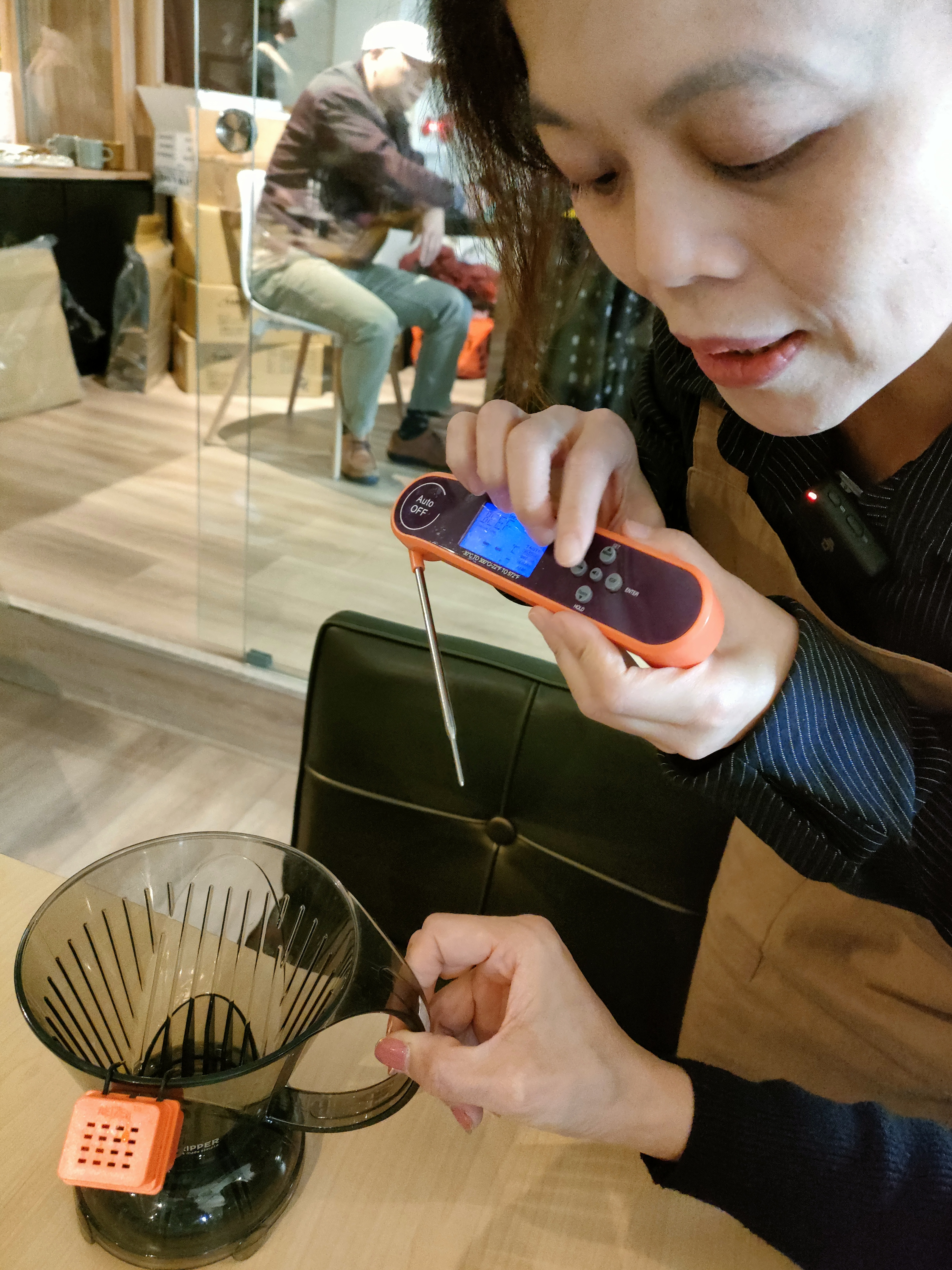 現場有語音的溫度計和磅秤，以聲音取代視力。