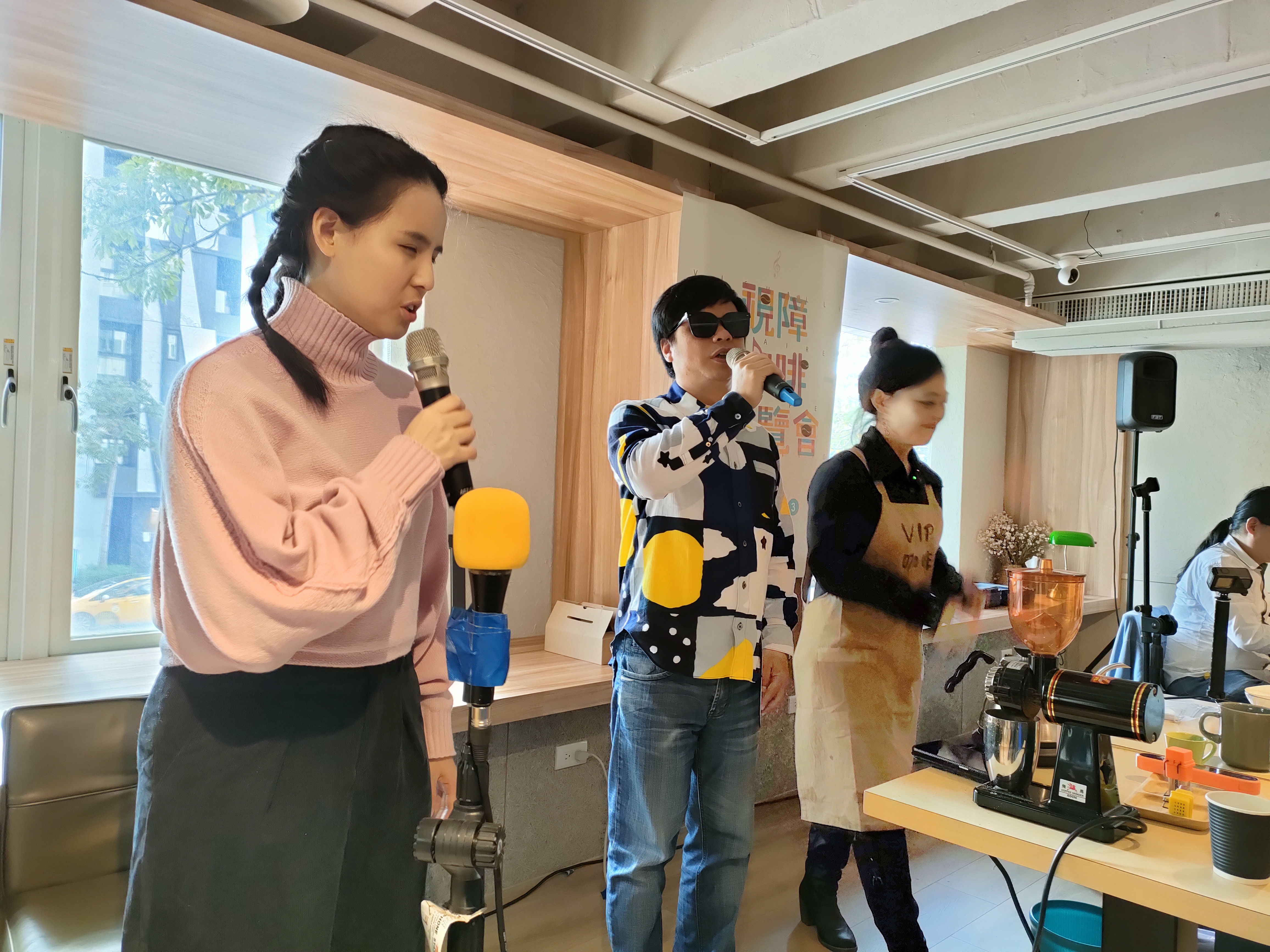 〈甜裡開始〉是王俊傑（圖中）寫給林佳箴的一首歌，他也在現場演唱。
