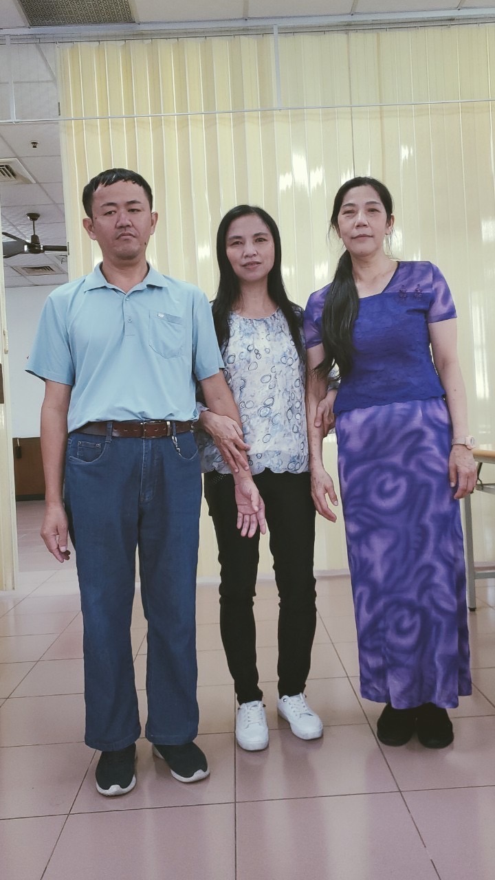 學員示範穿搭與站姿
